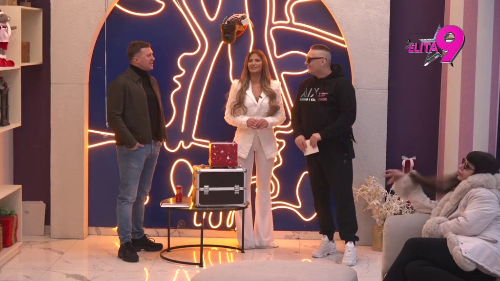 LJUBAV JE U VEZDUHU: Viktorovi roditelji poslali Mini specijalan pozdrav, ona ne skida osmeh s lica! (VIDEO)