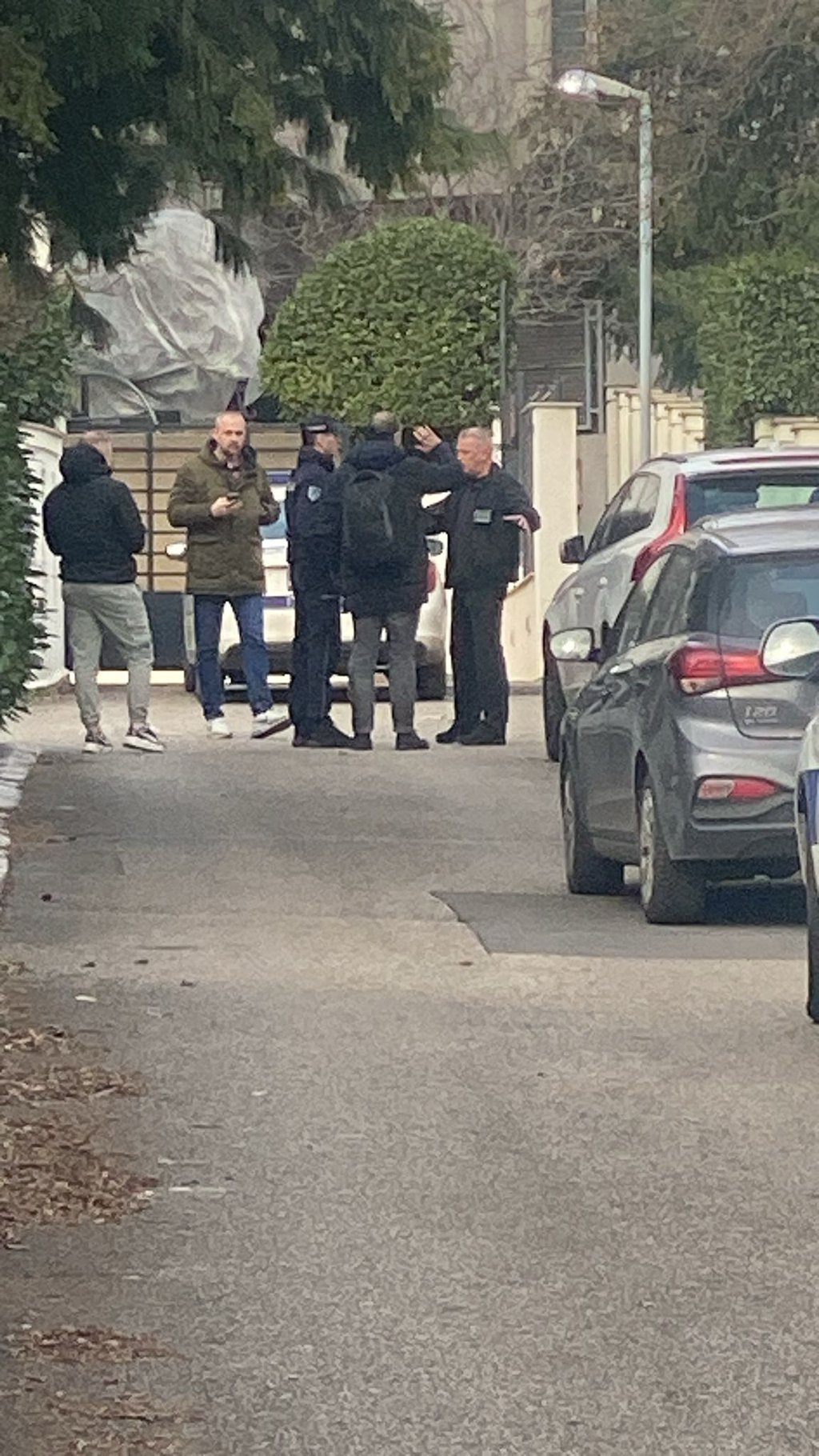 Prve fotke sa lica mesta! Pogledajte šta se dešava ispred kuće Zdravka Čolića na koju je bačena bomba: Svuda policija, tu je i tužilac (VIDEO)