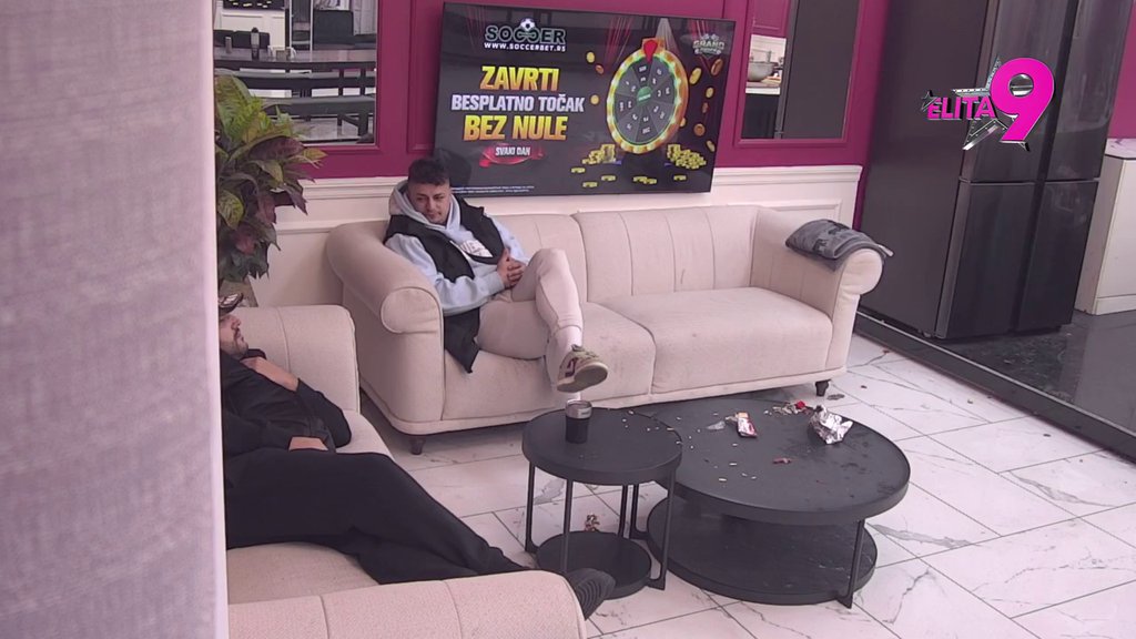 Ti i ja smo među retkima ovde... Terza shvatio da su u Beloj kući samo Alibaba i on pravi muškarci (VIDEO)