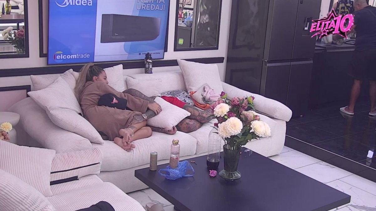 Više se ne odajaju! Filip i Aneli ozvaničili vezu, pa se mazili pred punom dnevnom sobom (VIDEO)