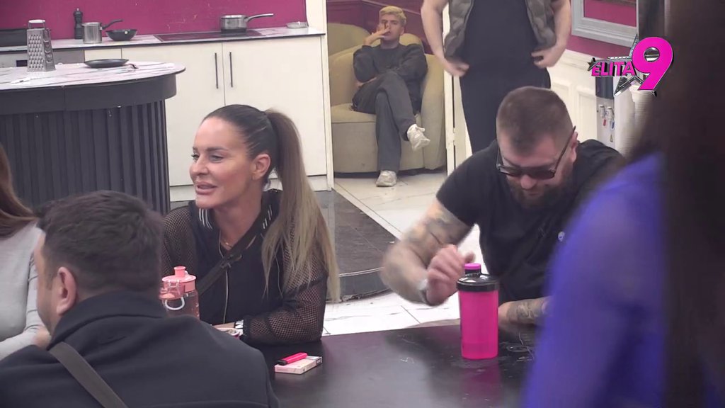 BABA NIJE UMRLA! Kačavenda ponosna zbog vrelih scena sa Mikijem, Aneli i Bebica jedva dočekali da je postave na stub srama: Utorak baba je gora od Filipa kad popije! (VIDEO)