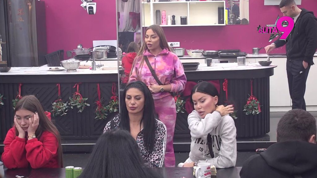 Ona ćuti i lažno voli: Lepi Mića razotkrio Minu Vrbaški do srži, njen osmeh govori više od hiljadu reči! (VIDEO)