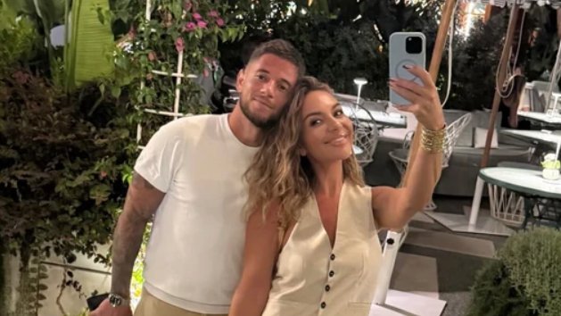 U MINIĆU I ŠTIKLAMA 20 DANA NAKON POROĐAJA! Pevačica (41) sa mlađim mužem otišla iz Srbije: On je čvrsto drži oko struka, pokazala kako uživaju (FOTO)