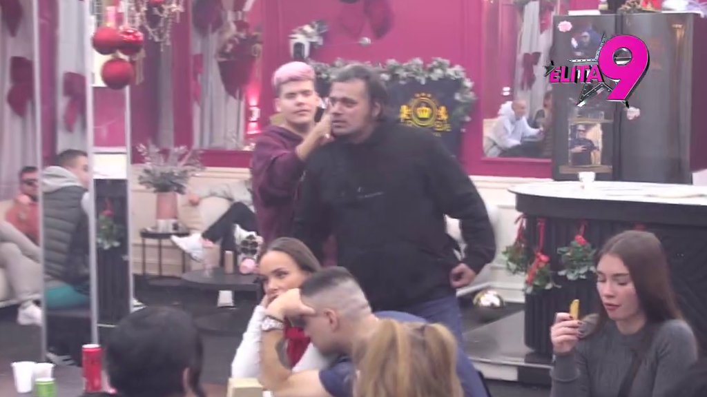 Doživeo pomračenje: Bora Santana prekinuo skin care rutinu i žestoko izvređao advokaticu, pa oduvao i Uroša Stanića! (VIDEO)