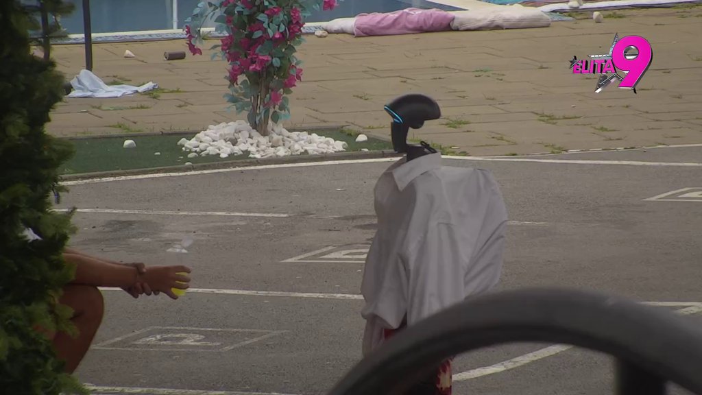 Je l' ti glava kao bubanj? Toša doneo Matoroj lek za mamurluk, pa joj otpevao i pesmu: Mešaš piće, ali ne mešaš mladiće! (VIDEO)