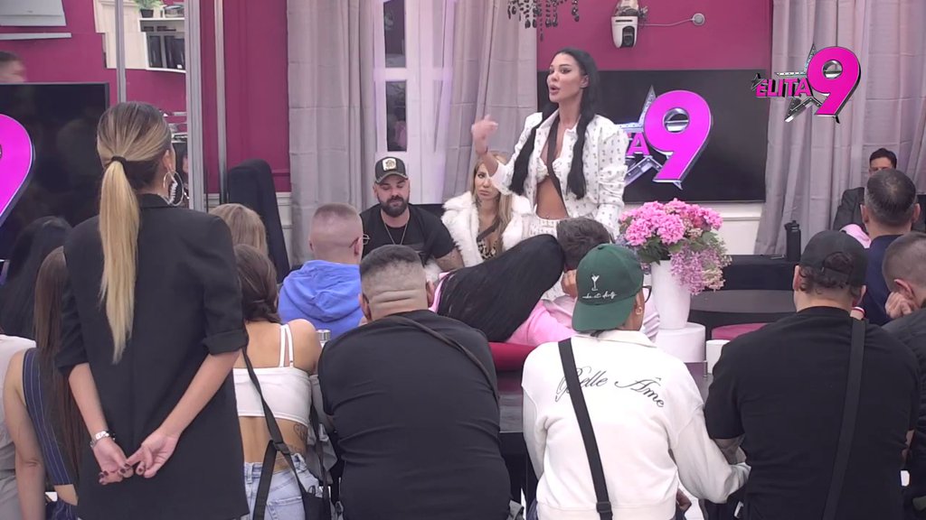 Luka u telefonu krije veliku tajnu?! Aneli otkrila da je OBRISAO tik pred ulazak sve iz mobilnog, pa priznala da je JEDE CRV SUMNJE (VIDEO)