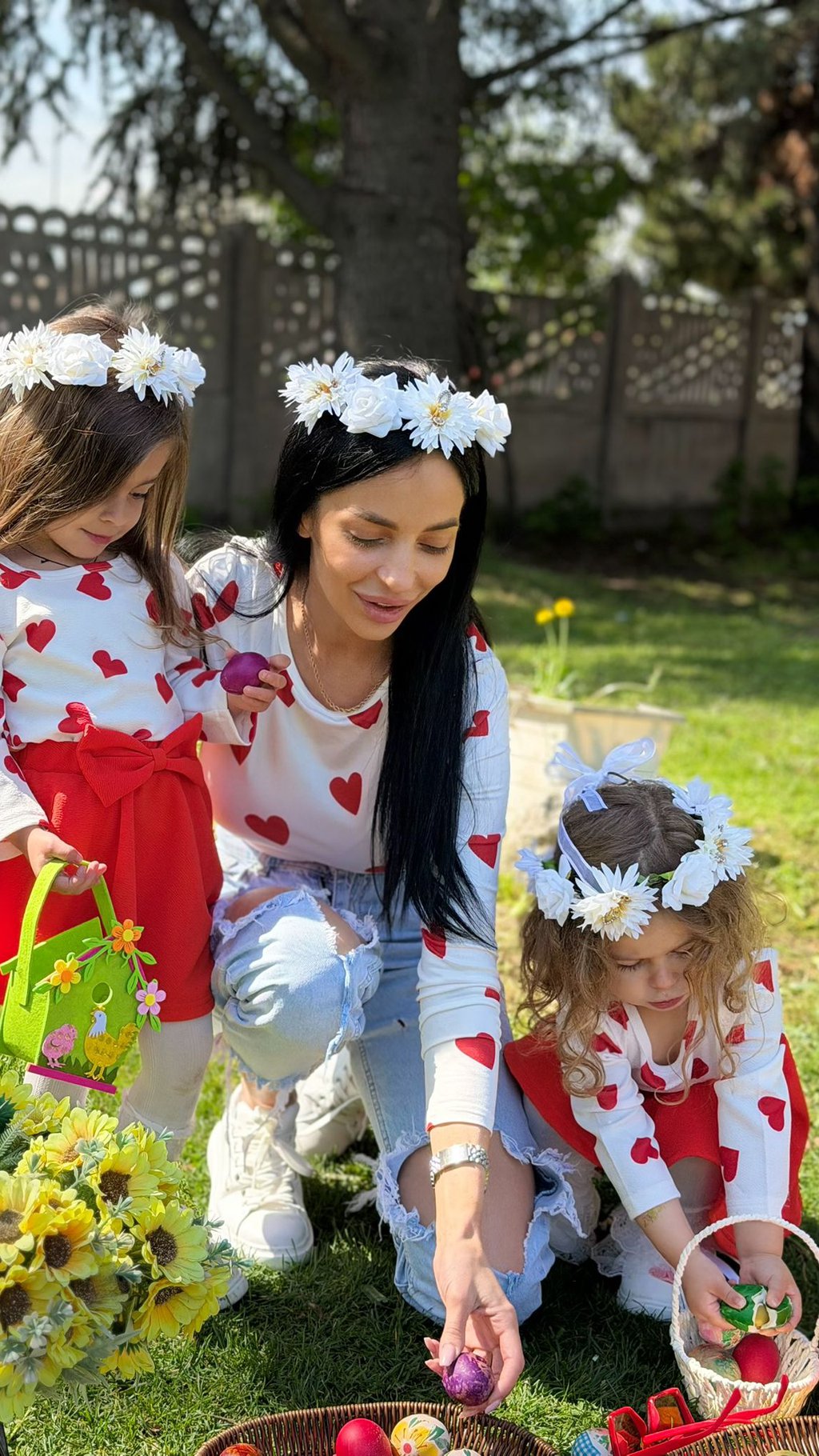 Porodična idila kod Vuletića: Pogledajte kako Jelena i Mladen slave Vaskrs sa ćerkama! Ispoštavali sve običaje, a na ove fotke niko ne ostaje ravnodušan!