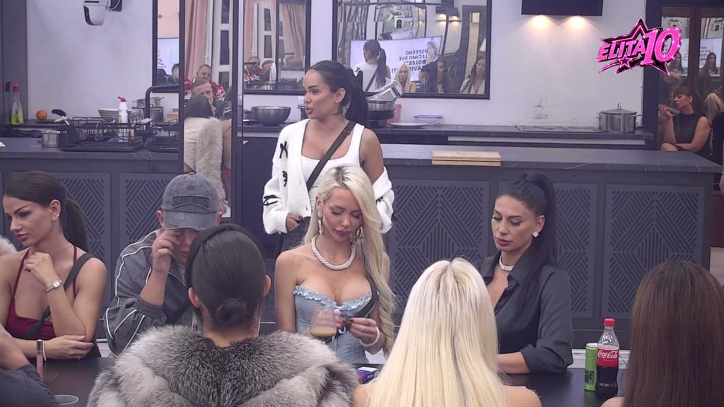 Da li Sandra krije nešto? Gledaoci sigurni da je mutila nešto s Bajom, ona se pere svim silama! (VIDEO)