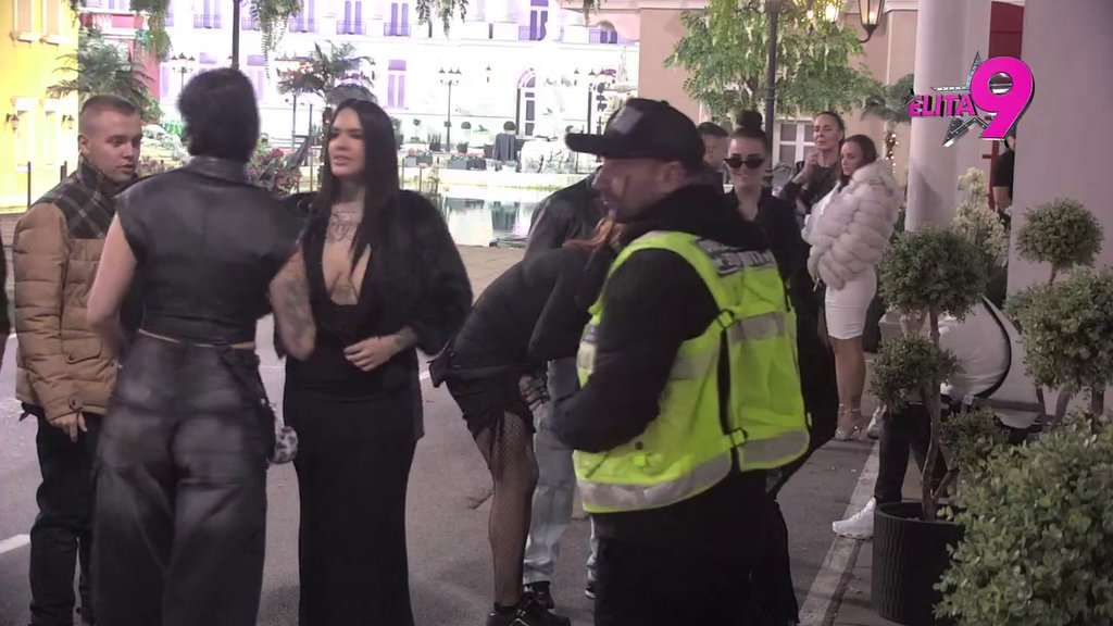 Obezbeđenje doletelo munjevitom brzinom! Mina zaurlala na Aneli, pljušte prozivke na sve strane (VIDEO)