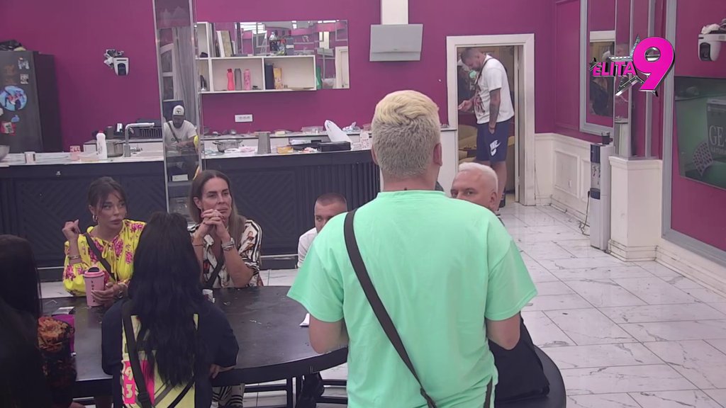 Poručivao mi je pesme i govorio da me voli: Aneli krenula sa razotkrivanjem Janjuša! Uroš dolio ulje na vatru, pa napao Vanju! Trese se sve! (VIDEO)
