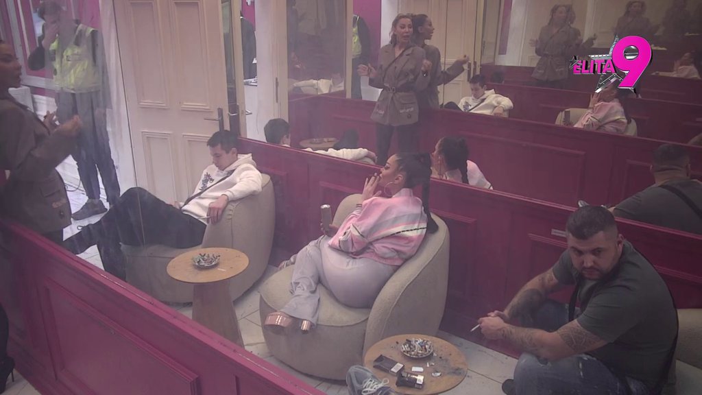 DUBOKO UDAHNULA, PA OPLELA! Aneli rasipa uvrede po Asminu, uključila vređalicu u petu brzinu! (VIDEO)