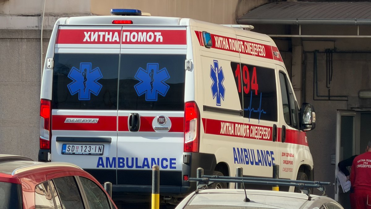 KOMBI I TRAKTOR ZAVRŠILI U JARKU: Nesreća na putu Mokrin-Kikinda, tečnost i delovi vozila rasuti po kolovozu
