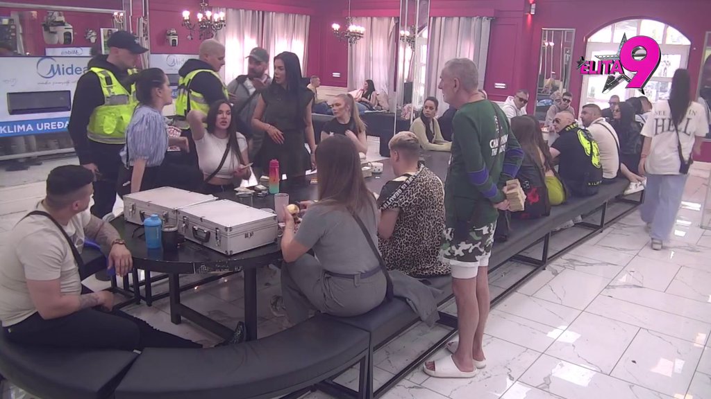 Obezbeđenje stoji između njih! Anita i Luka protiv Jovane advokatice, na ivici fizičkog okršaja! (VIDEO)