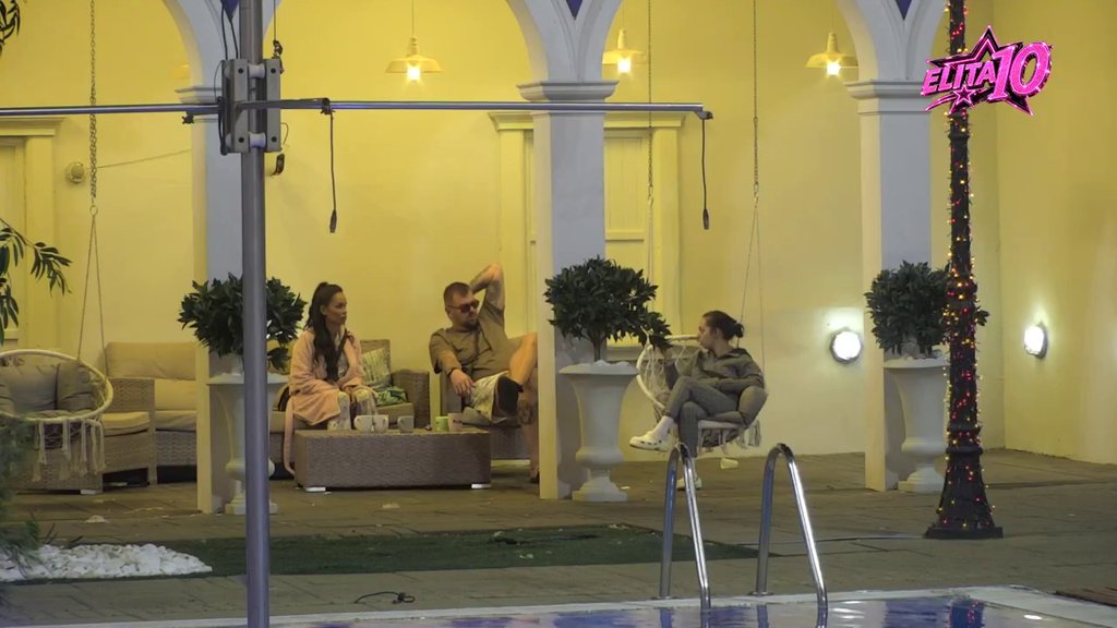 Sve sam mogao da očekujem, ali da te pita... Učesnici pokušali da uteše Radu zbog odnosa sa Milanom, pa ona otkrila sve detalje njihovog intimnog čina! (VIDEO)