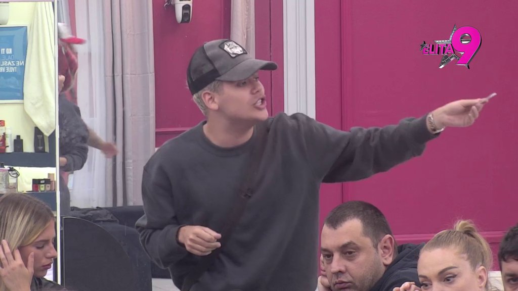 TRČAO SI ZA MNOM KAO KER: Maja stavila Uroša na pijedestal najvećih POLTRONA, Stanić brutalno isprozivao Daču, nazvao ga Asminovim PAPAGAJEM! (VIDEO)
