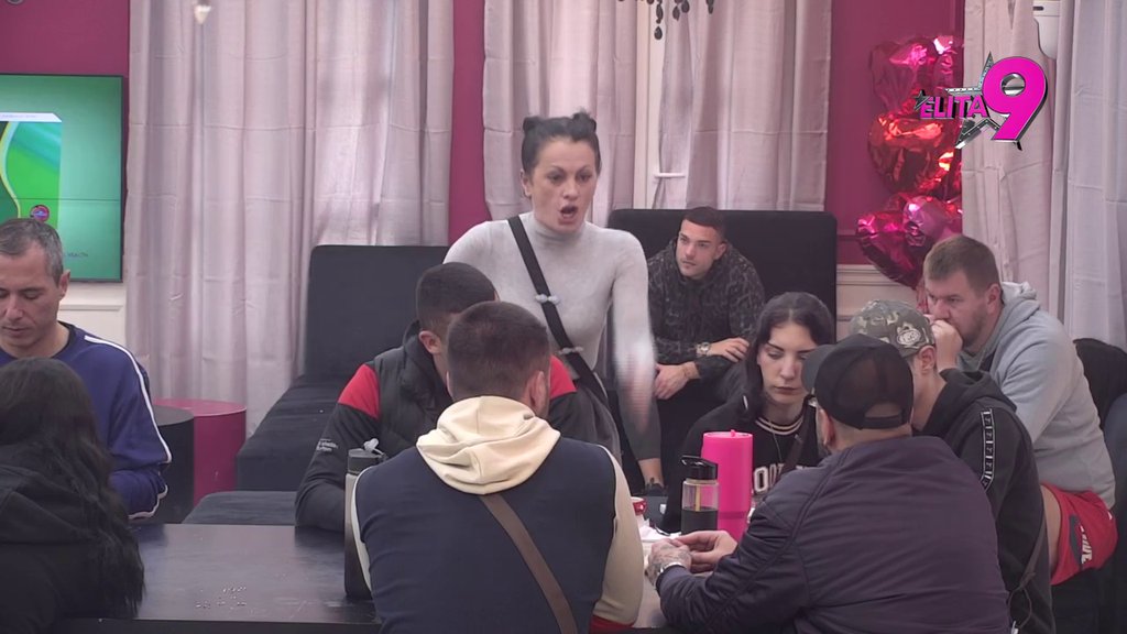 Haos u Šimanovcima: Mića i Jovana oči u oči brutalno zaratili, leti perje na sve strane!