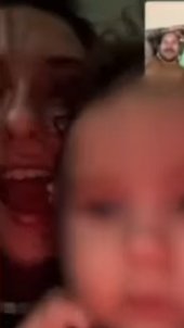 Zajedno vode računa o detetu: Munjez i Stefani na video pozivu, ona uživa dok je u njenom naručju njihov sin