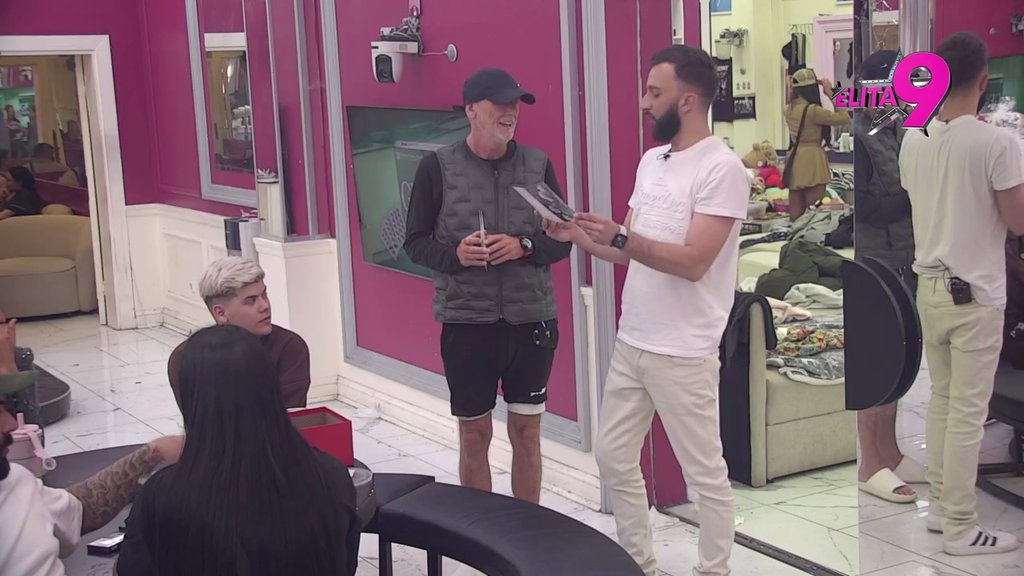 Stigli praznični pokloni za učesike Bele kuće! Vanja Živić se iznenadila što joj nije stigla čestitka od OVE osobe: (VIDEO)