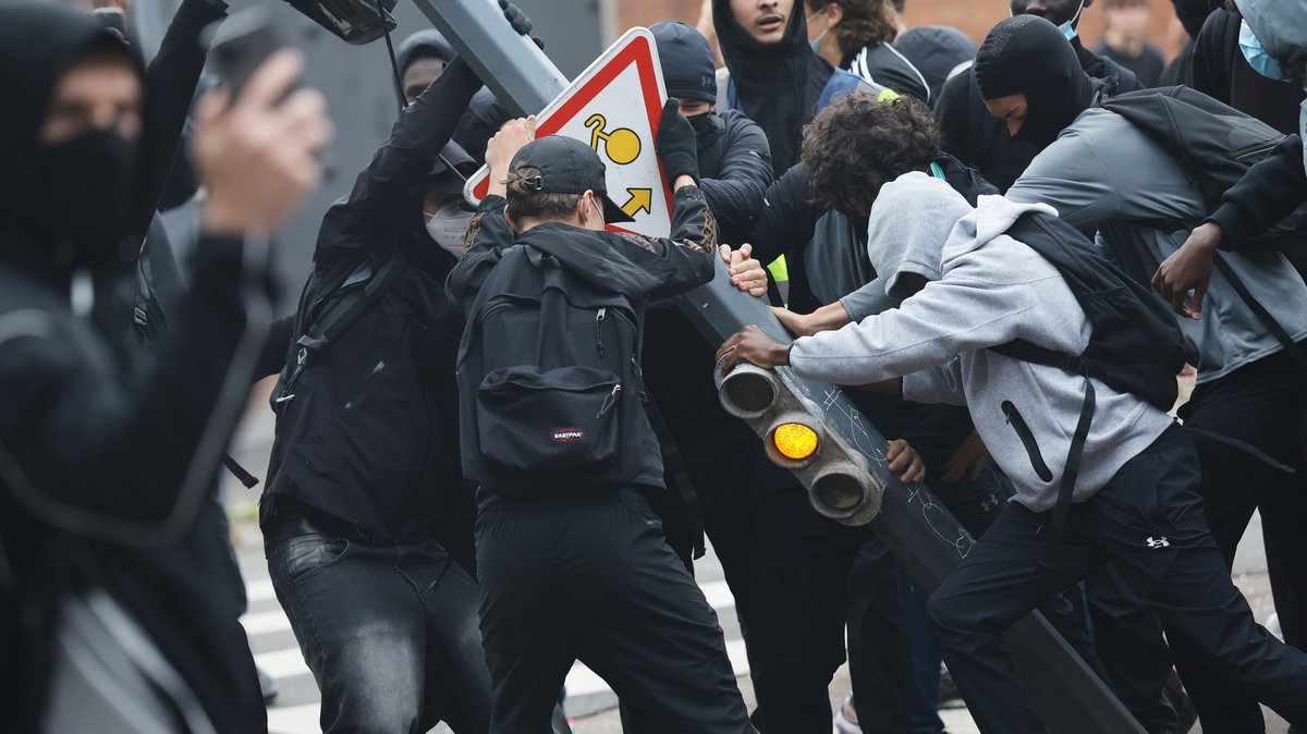 Evropo, što sada ćutiš? EU policija razvaljuje nasilne demonstrante, a njihovi evroposlanici Srbiji drže lekcije (VIDEO)