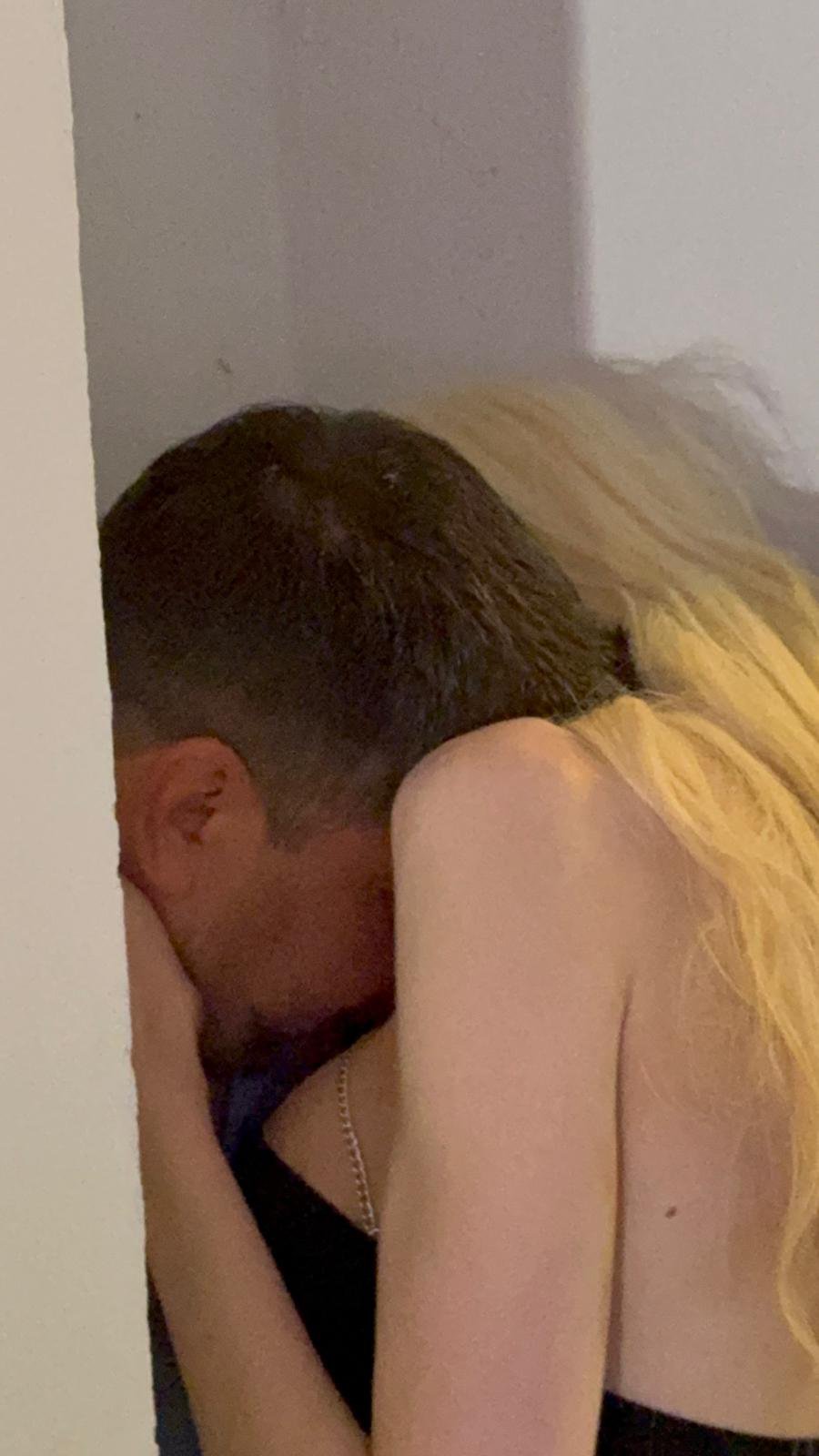 PINK.RS PAPARACO UHVATIO IVANA I DENIZ U VRELOJ AKCIJI! Marinković joj izljubio bujno poprsje, popustile mu sve kočnice! (FOTO)