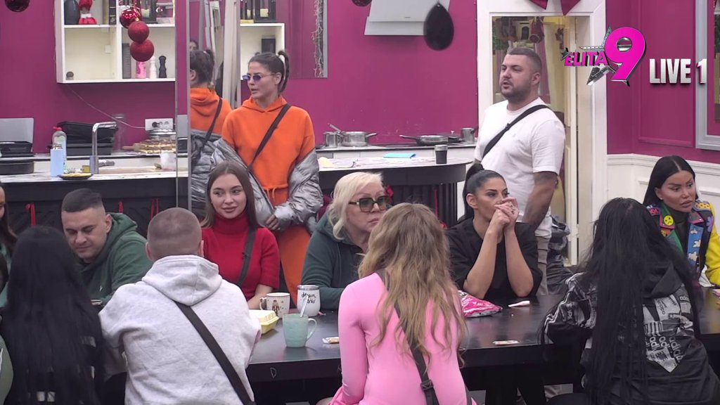 Sve su čule da pozdravljam devojku napolju: Đukiću pala roletna i zaurlao na bivše šeme, ne može da veruje koliko su maloumne! (VIDEO)