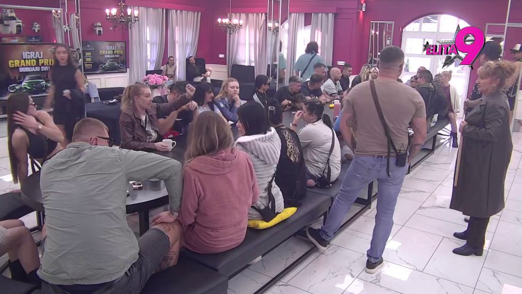 POKAJAO SE BRZINOM SVETLOSTI! Asmin stao u Anelinu zaštitu, pa svima poručio: Ko je bude dirao IMAĆE PROBLEM SA MNOM! (VIDEO)