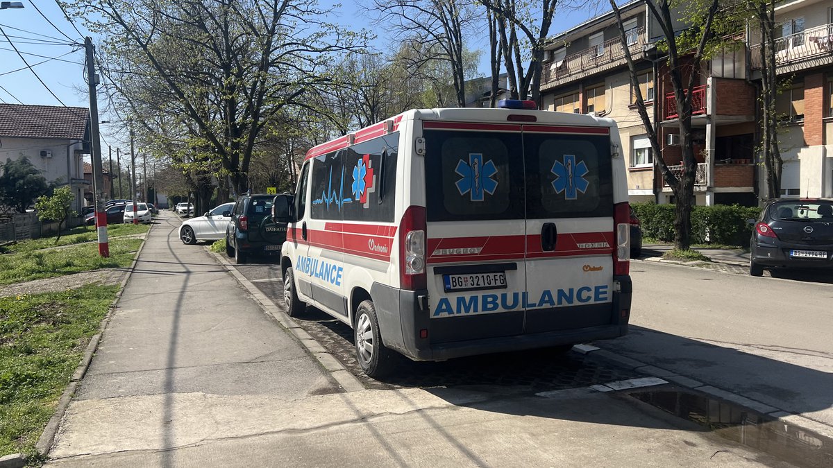 MUŠKARAC PAO MRTAV U DVORIŠTU SVOJE KUĆE: Tragedija u Bečmenu, čovek prethodno kopao septičku jamu