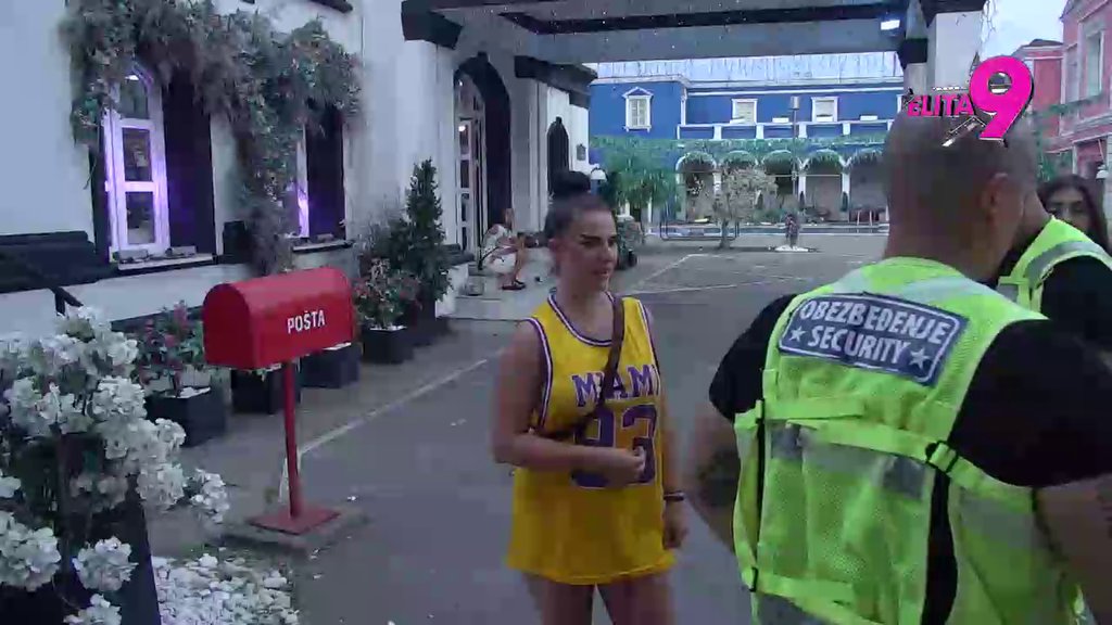 Obezbeđenje doletelo! Sandra zaratila sa Hanom i Neriom, pljušte uvrede na sve strane (VIDEO)