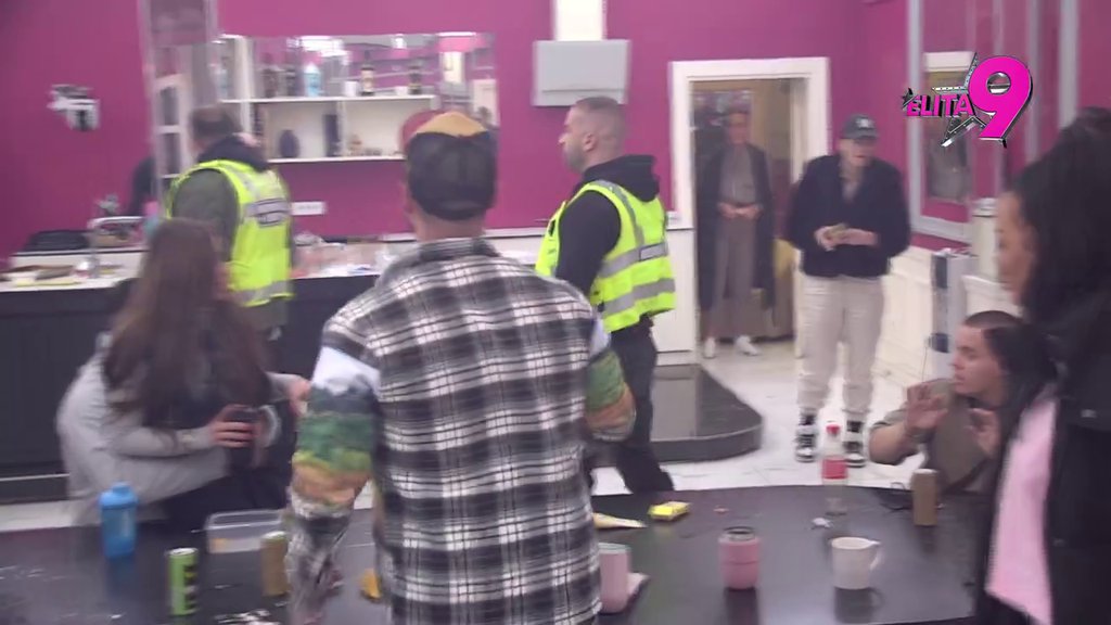 Totalno pomračenje! Urošu pala roletna, pa gađao Luku i počeo da urliče: Anita, sram te bilo, dve godine sam... (VIDEO)