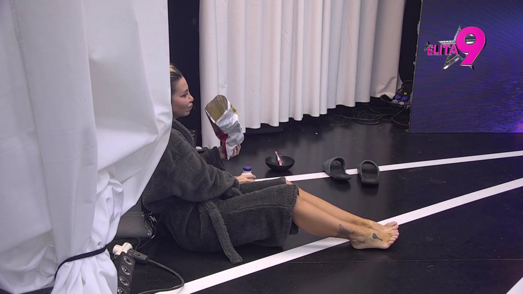 Popadali od smeha: Aneli na urnebesan način dočarala Lepog Miću, pokazala svoje glumačke sposobnosti! (VIDEO)