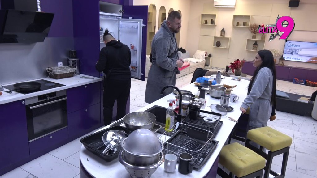 Ma je*em ti mamu u Tršiću, tamo pored Vuka Karadžića: Janjuš doživeo pomračenje zbog Jovane Cvijanović, ona ga prozvala da je LOŠ U KREVETU (VIDEO)