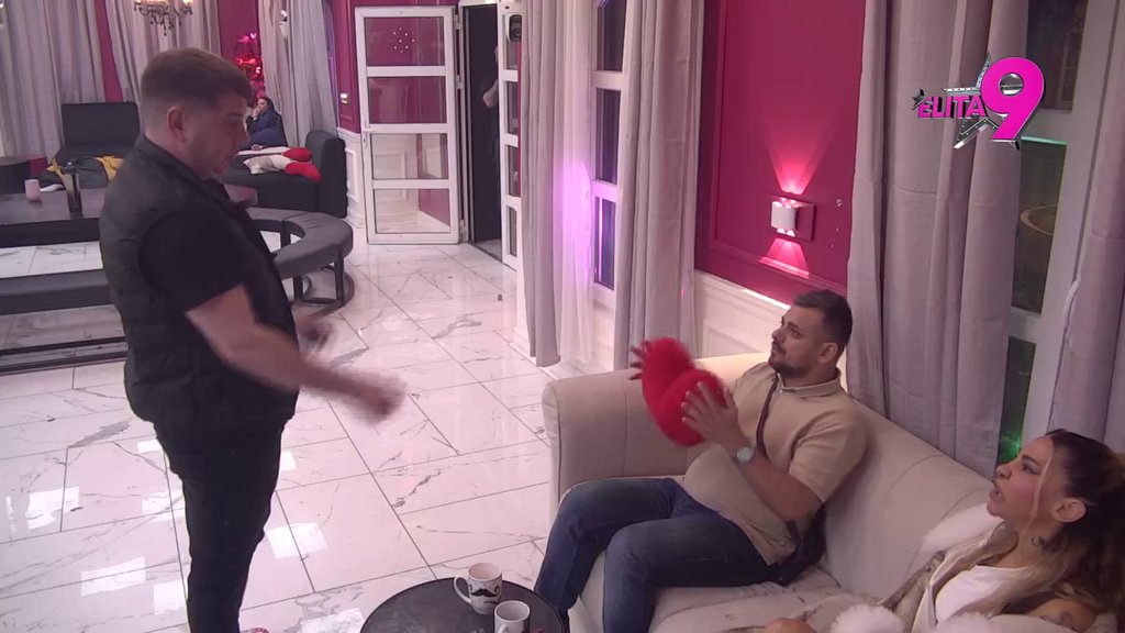 Ti si pedofil koji bari curice: Aneli uletela u žestok sukob Bore i Ivana, pa po bivšem prijatelju raspalila rafalnu paljbu! (VIDEO)