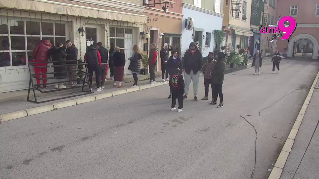 SPREMA SE SPEKTAKL! Robot Toša okupio učesnike kako bi spremili performans za večerašnju žurku! (VIDEO)