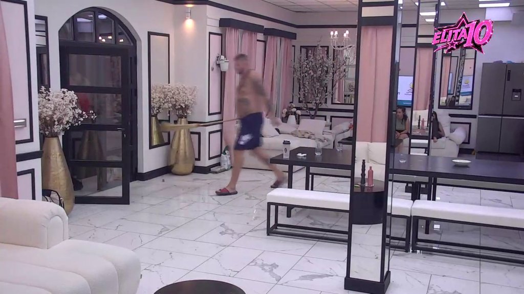Ne dirajte lava dok spava! Janjuš jurio Uroša metlom nakon što ga je probudio (VIDEO)