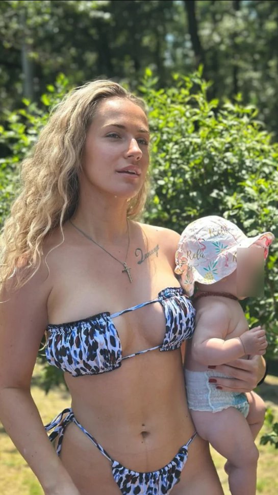 POKAZALA TELO ŠEST MESECI NAKON POROĐAJA: Milica Veličković šokirala sve izgledom u kupaćem kostimu, a u naručju drži malu Barbaru! Terzi ne bi bilo dobro da vidi OVO (FOTO)