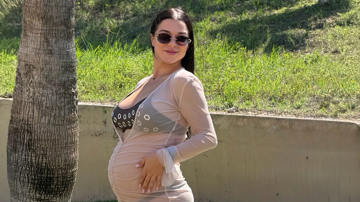 Rađenova bivša blista u poodmakloj trudnoći! Srpska pevačica grmi na plaži, a evo ko joj pravi društvo (FOTO)