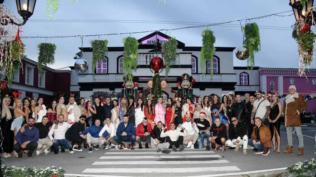 Porodična idila u Eliti: Praznična čarolija spojila ljutite rivale, rame uz rame pozirali za Pink.rs! (FOTO)