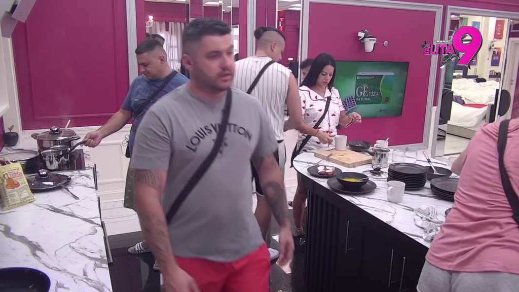 BUKTI RAT: Asmin ušao u žestok sukob sa Jovanom nakon buđenja! Uveren da je dežurni kradljivac! (VIDEO)