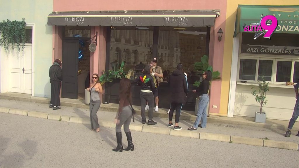 IZAZIVA NJENU REAKCIJU: Bora ugrabio priliku da se obrati Aleksandri dok Anastasija ne gleda! (VIDEO)
