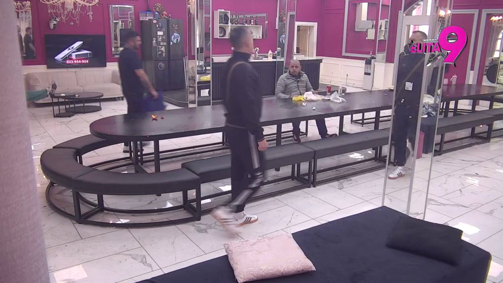 Doživeo novo pomračenje: Bora Santana aktivirao brutalnu vređalicu, Hanu ne ostavlja na miru! (VIDEO)