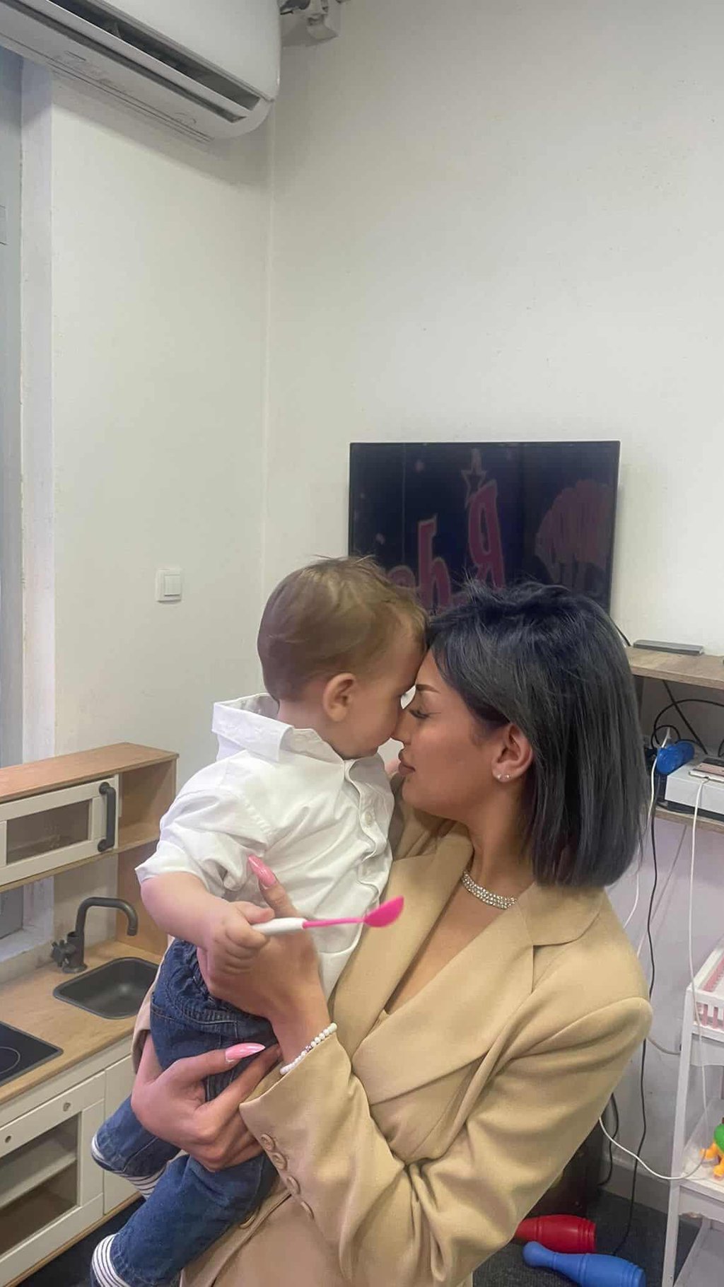 Zavirite na prvi rođendan Konstantina, sina Stefani i Munjeza! Grujićeva javno prozvala oca deteta: Nije zvao ni na Božić, a ni danas (FOTO)