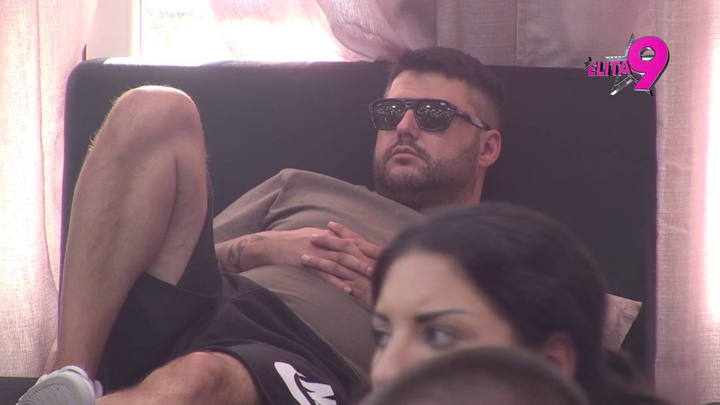 Leži pored Maje, a misli da sam Bog! Stanija vraća Asmina na fabrička, on počeo na sva zvona da je pljuje zarad mira sa Majom (VIDEO)