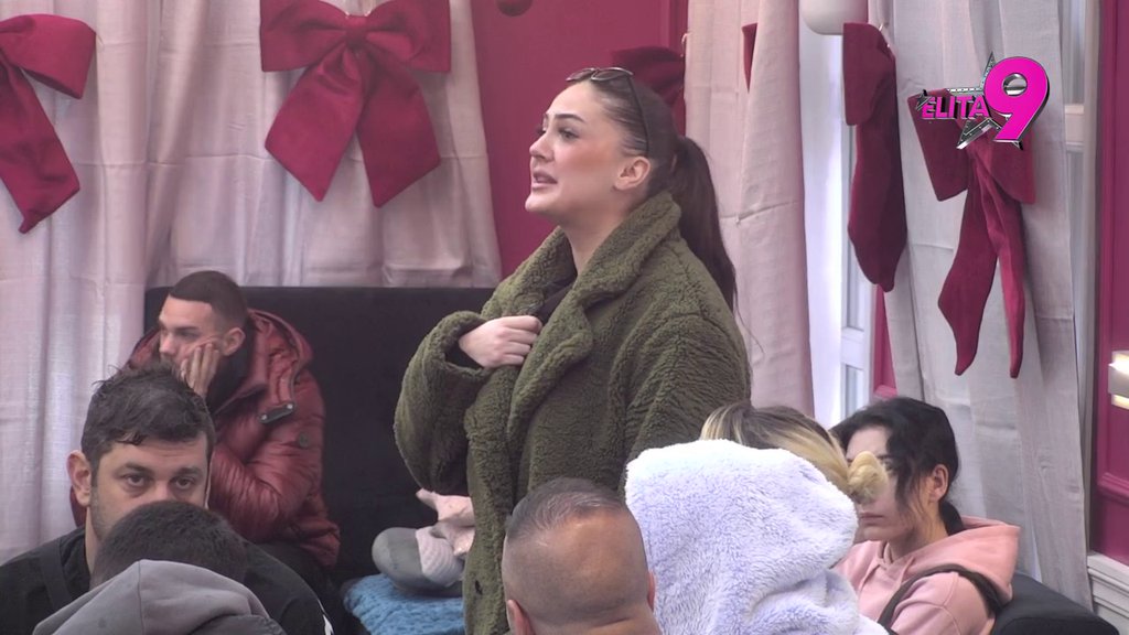 Ore se zidovi Bele kuće! Anastasija urliče iz pete na Boru, Santana ne prestaje da niže uvrede: Kutnjaci ti izrasli, bundevo debela! (VIDEO)