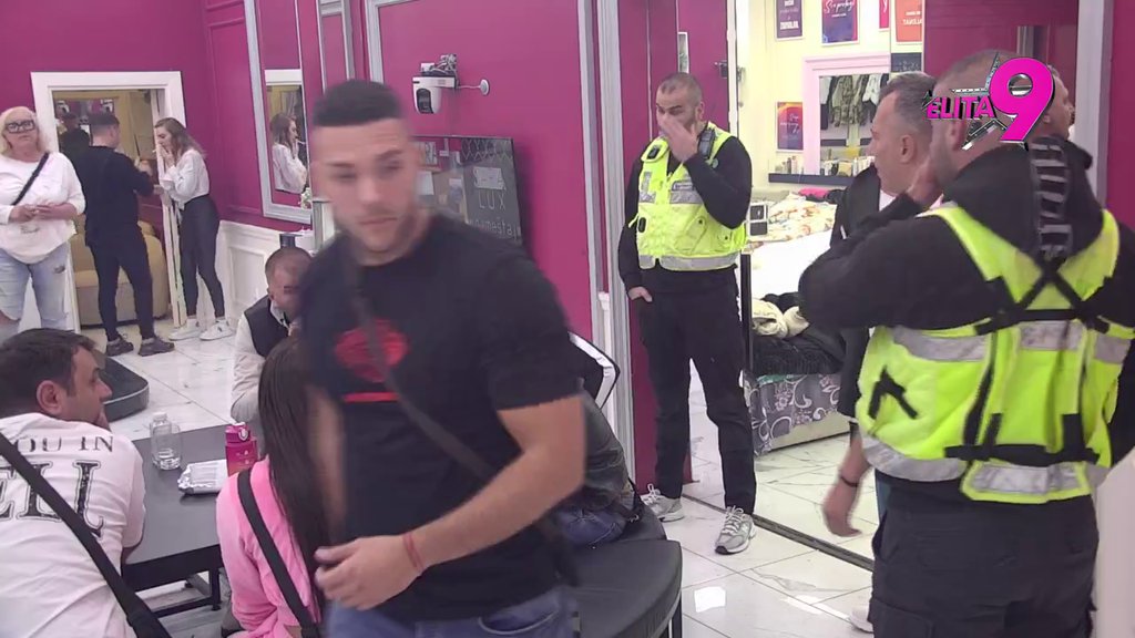 KAO RAZJARENI BIKOVI! Obezbeđenje hitno intervenisalo: Žestok okršaj Mikija i Anđela izazvao HAOS, Zorica doliva ulje na vatru: Gde ti je tata? (VIDEO)