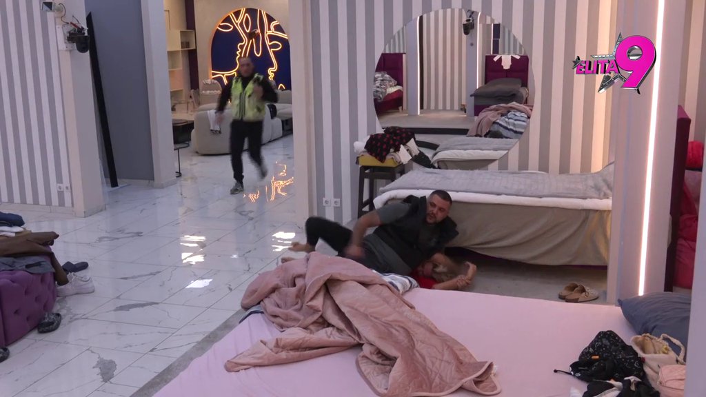 Sve vreme je smirivao ona skočila na njega: Asmin došao kod Aneli, rešio da joj pomogne, Amićeva krenula da se OBRAČUNA sa njim (VIDEO)