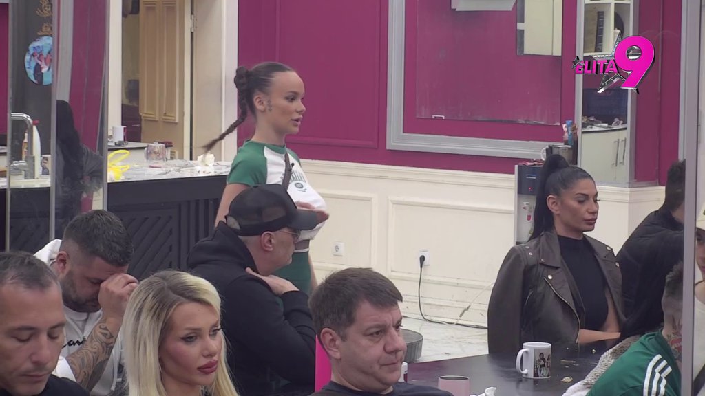 Kačavenda na stubu srama: Svi gledaju i ne veruju šta ona radi, bivši prijatelji je proglasili najvećim blamom! (VIDEO)