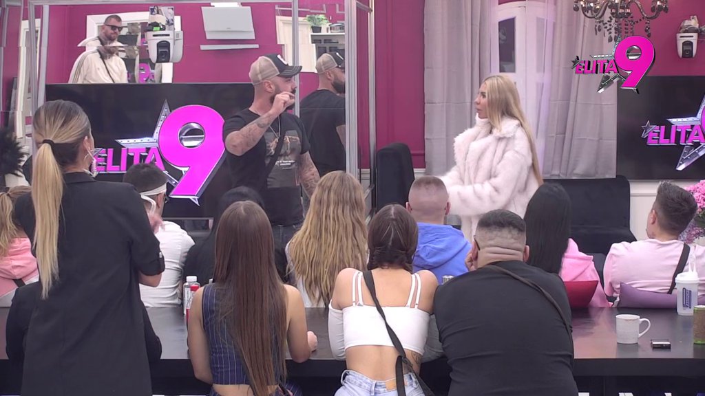 Luka u telefonu krije veliku tajnu?! Aneli otkrila da je OBRISAO tik pred ulazak sve iz mobilnog, pa priznala da je JEDE CRV SUMNJE (VIDEO)