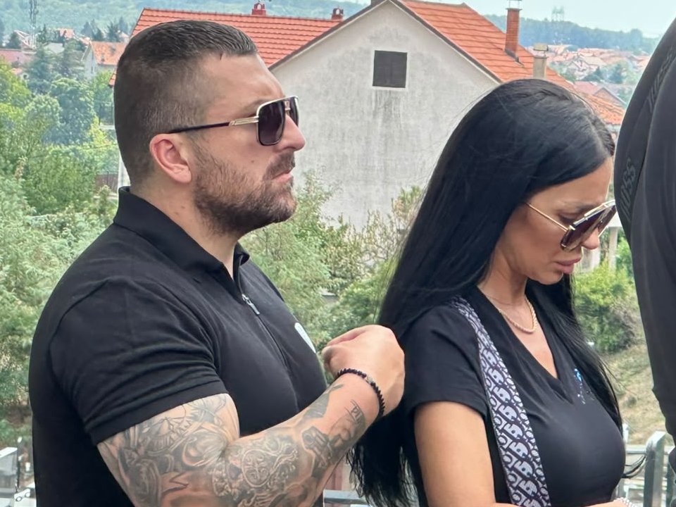 Milan Milošević stigao na groblje u Sremčici: Došao da bude uz Boru Santanu na sahrani njegovog oca (FOTO)