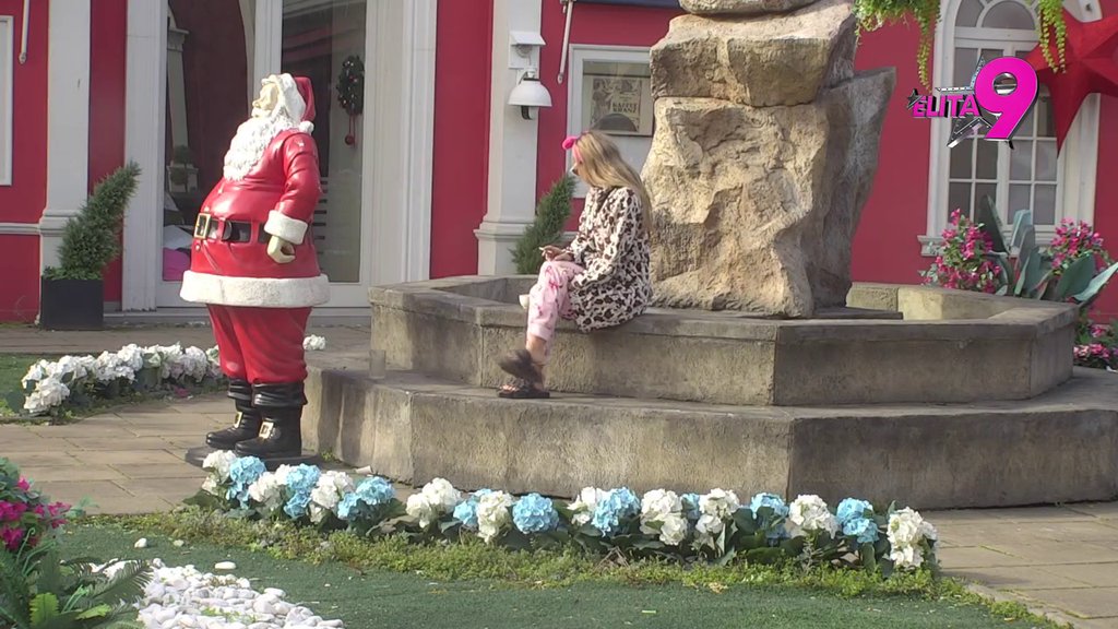 SAMA, ALI NE I USAMLJENA! Aneli pokušala da sabere misli, društvo joj pravio SAMO ON! (VIDEO)