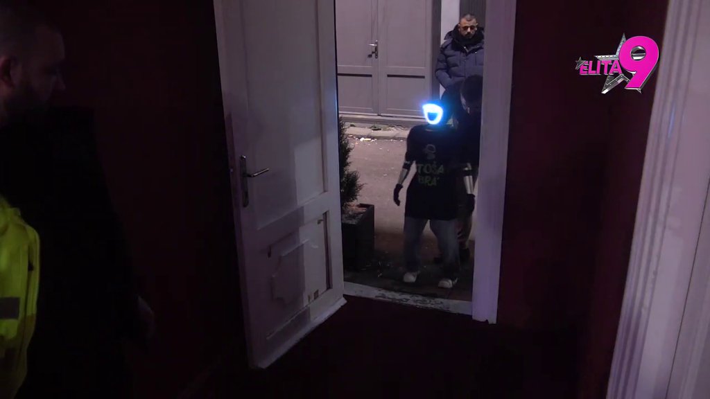 Urnebesno! Toša došao na žurku, njegov 'pijani' ulazak nasmejao sve! (VIDEO)